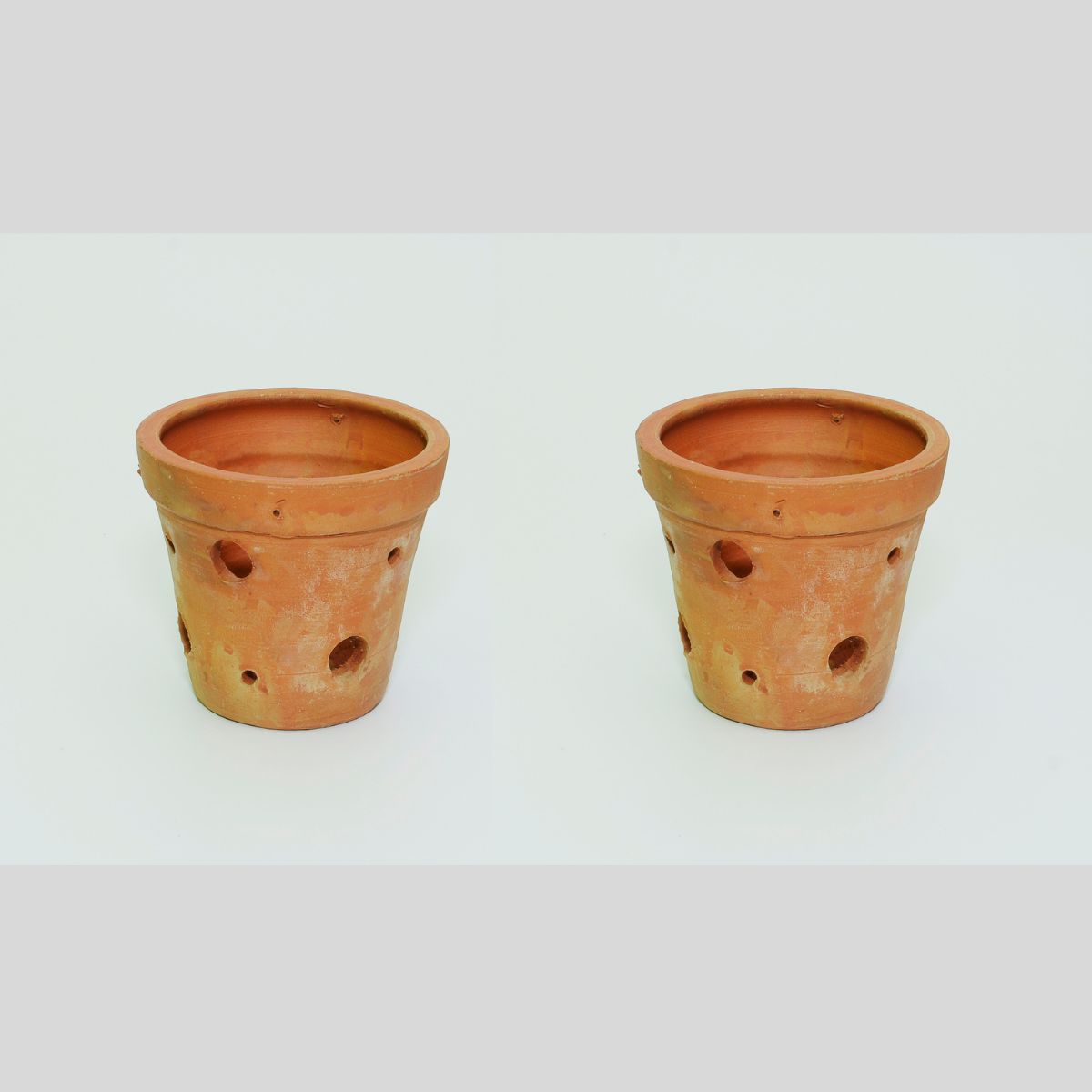 Terracotta Clay Cone Pot with Plate: Traditional elegance for your plants in this beautiful terracotta clay pot and plate set
